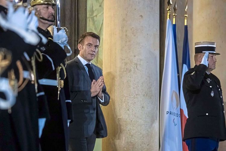 Präsident Macron vor dem Élysée-Palast.