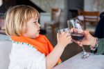 Eltern und Alkohol: Wann sie besser nicht vor ihren Kindern trinken sollten