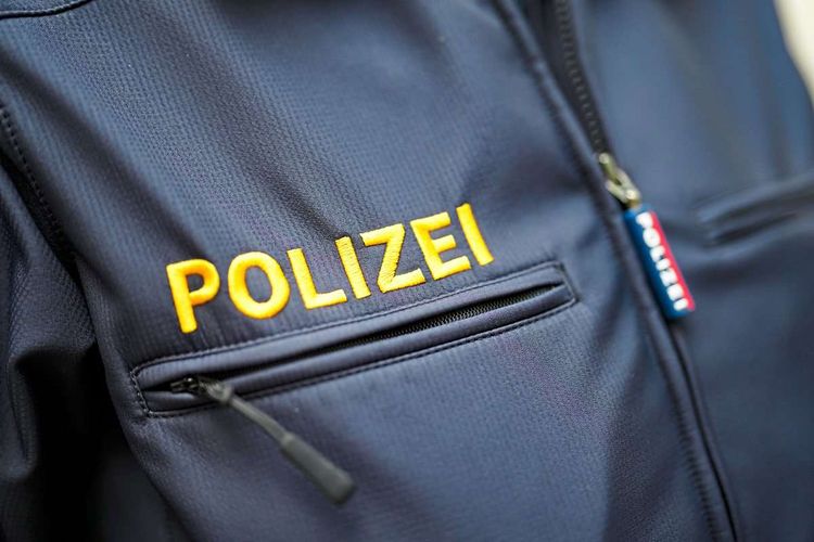 Polizei-Schriftzug auf Uniform