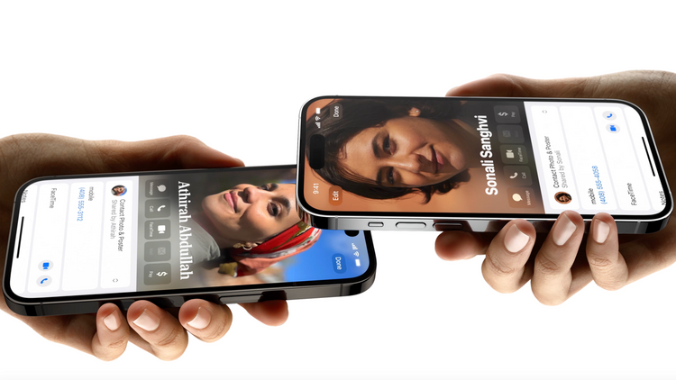 Zwei iPhones werden im Bild nahe zueinander gehalten, der Hintergrund ist farblos. 