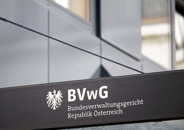 Logo des Bundesverwaltungsgerichts an dessen Gebäude.