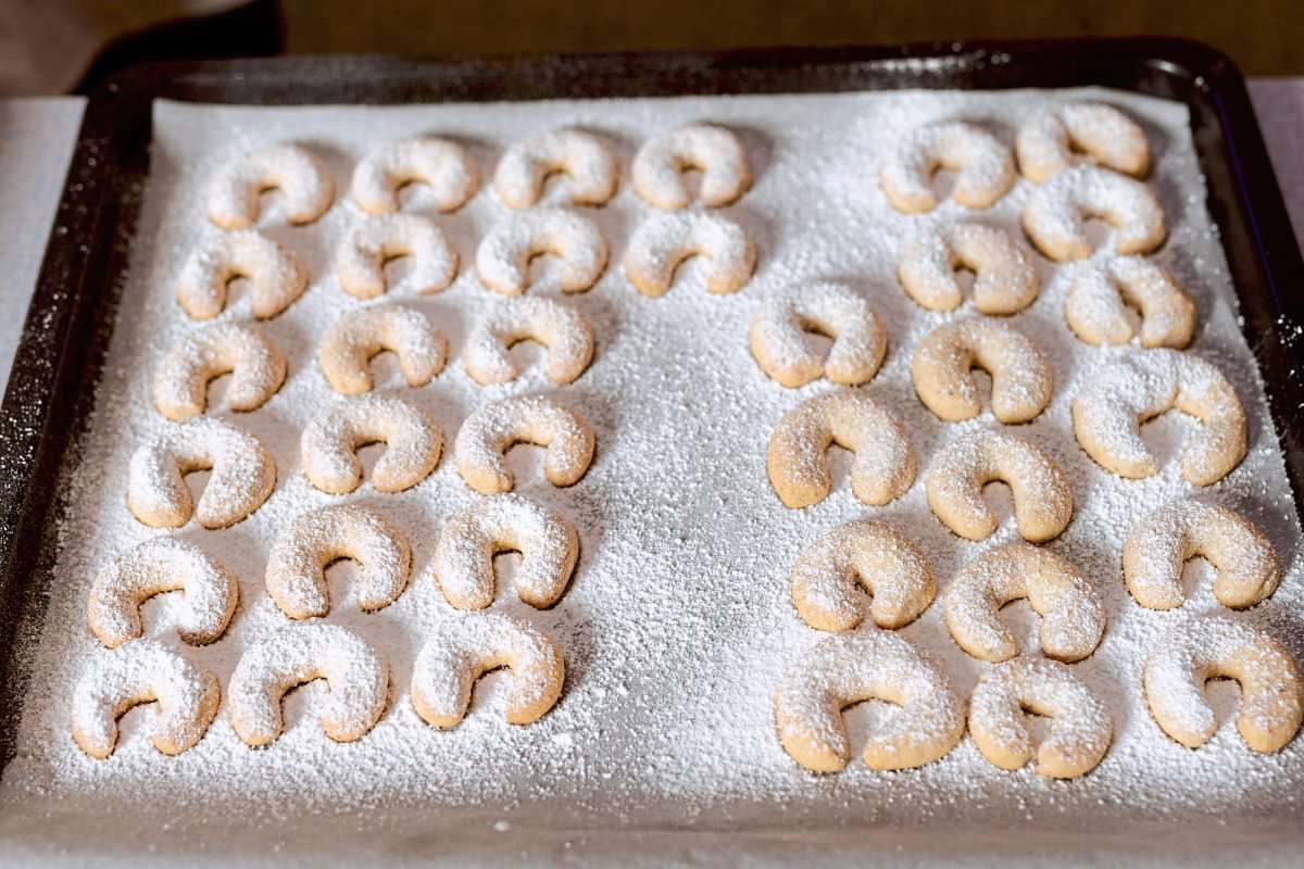 Eine Oma zeigt, wie man die perfekten Vanillekipferl hinbekommt - Essen ...