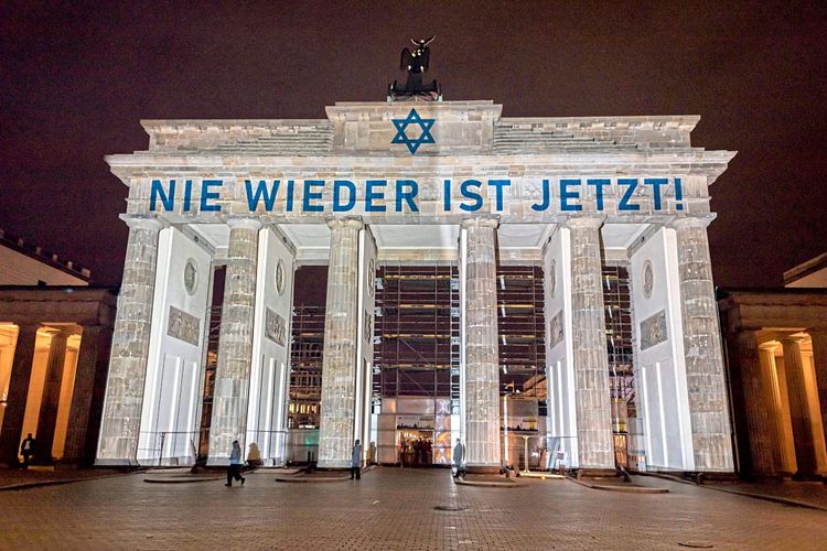 Brandenburger Tor in den Farben der israelischen Flagge angestrahlt mit den Worten 