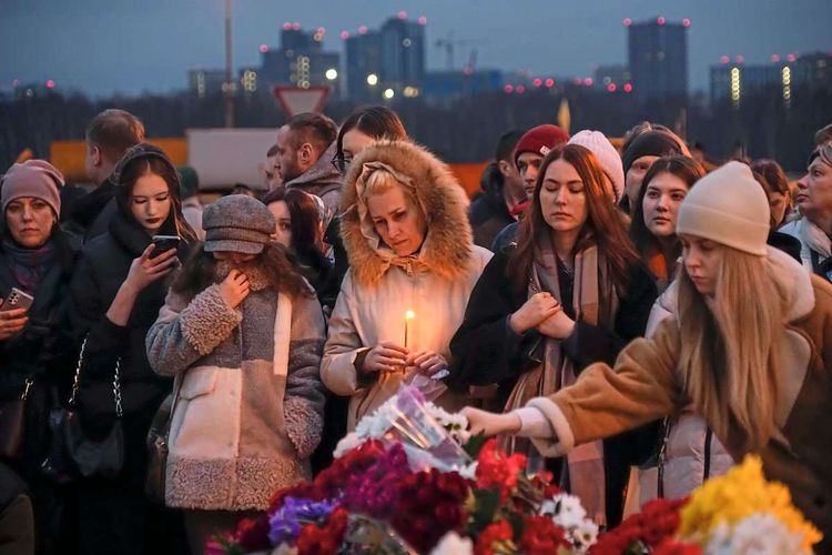Viele Trauernde legten am Sonntag vor der Konzerthalle bei Moskau in Gedenken an die Opfer des Anschlags Blumen nieder.