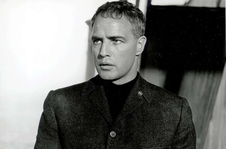 Der Nazi-Gegner Robert Crain (Marlon Brando) wird vom britischen Geheimdienst in die Rolle eines Gestapo-Mannes gezwungen.