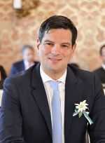 Der steiermärkische Landesrat Amesbauer greift ins Klo