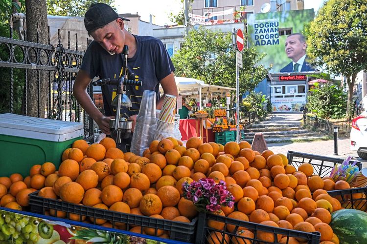 Ein Straßenverkäufer in Istanbul presst Saft aus Orangen