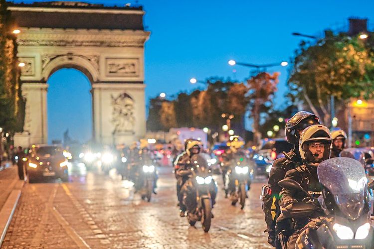 Polizisten auf Motorrädern vor dem Arc de triomphe in Paris