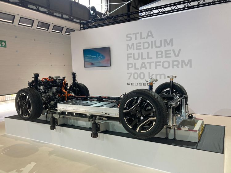 Mit der STLA-Medium-Plattform schafft es Stellantis, erstmals auch bei größeren Modellen Elektroautos anzubieten – beispielsweise den neuen Peugeot 3008.