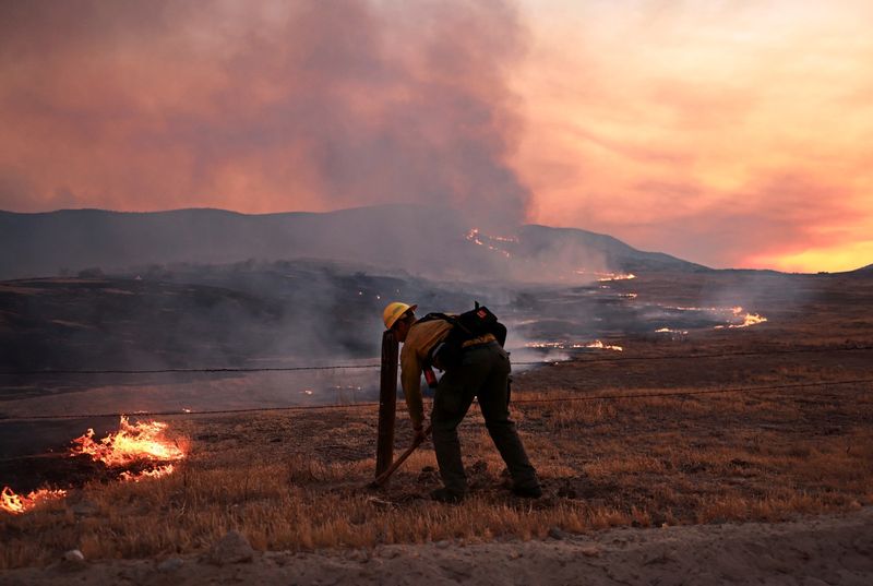 Sommerwinde fachen größtes Feuer des Jahres in Kalifornien an