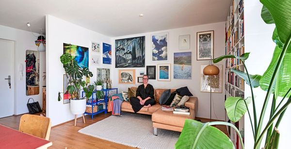 Festwochen-Direktorin-Es-ist-still-hier-nur-meine-Winkekatze-quietscht-