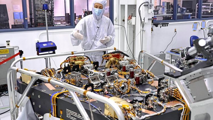 In einem Reinraum des Jet Propulsion Laboratory der NASA in Südkalifornien im Oktober 2023 steht eine Wissenschaftlerin hinter dem Roman-Coronagraphen, einem Gerät, das Starlight blockiert, um Licht von Exoplaneten sichtbar zu machen. Das Instrument wird für das Nancy Grace Roman Space Telescope getestet.