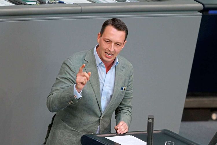 Der fraktionslose Abgeordnete Matthias Helferich, der selbst seiner Partei, der AfD zu rechtsextrem ist, bei der Debatte zum Bundeshaushalt 2024.