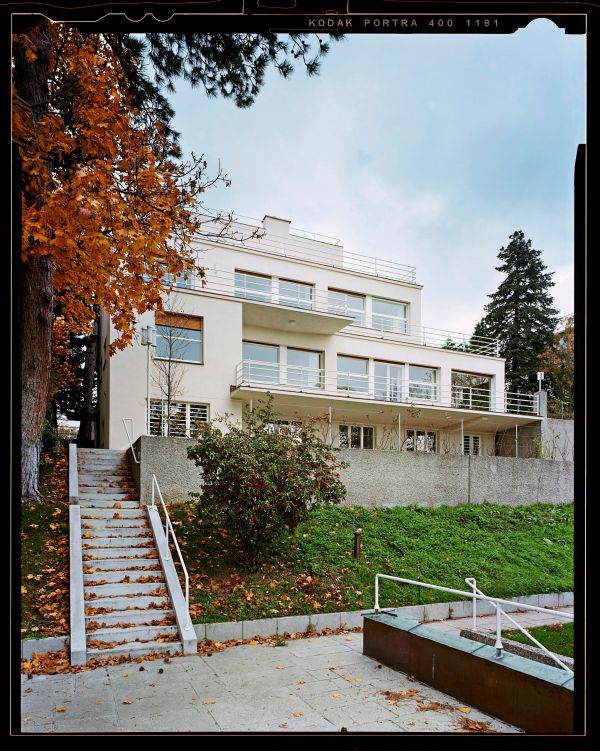 Die-Villa-Rezek-das-rekonstruierte-Glas-Haus-