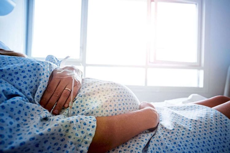 Eine schwangere Frau im Krankenhaus.