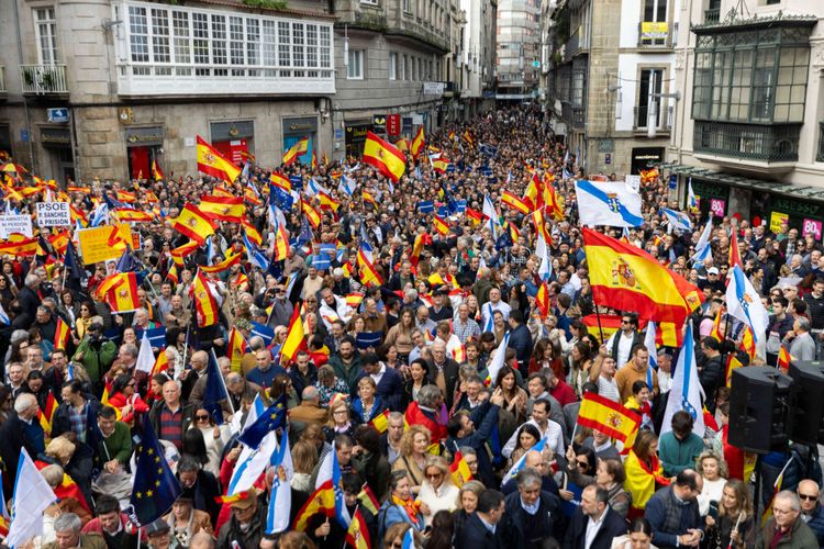 Tausende Menschen protestieren im galicischen Pontevedra gegen die Amnestie für Unabhängigkeitspolitiker und -aktivistinnen.