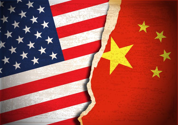 Zwei Flaggen, links im Bild die der USA, rechts die Chinas