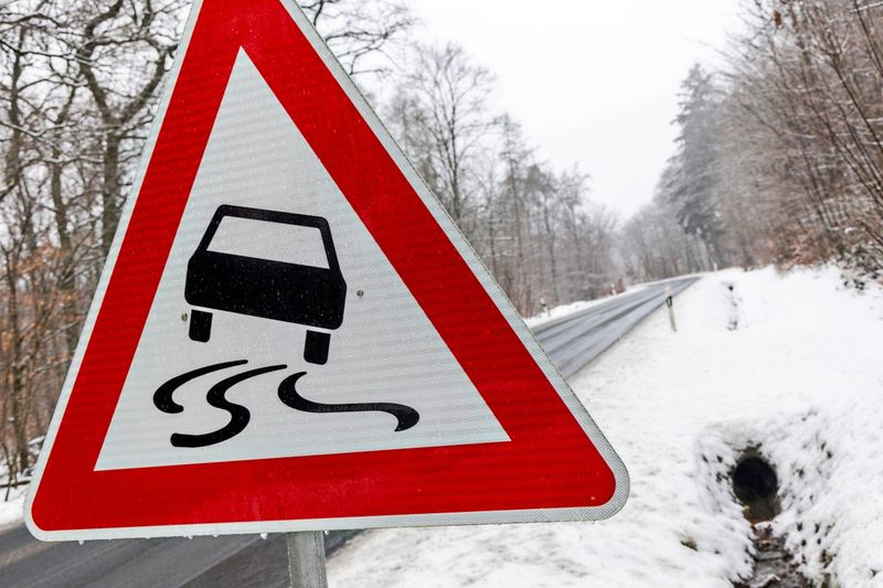 Spiegelglatte Straßen und Wege: Erhöhte Unfallgefahr in weiten Teilen Österreichs