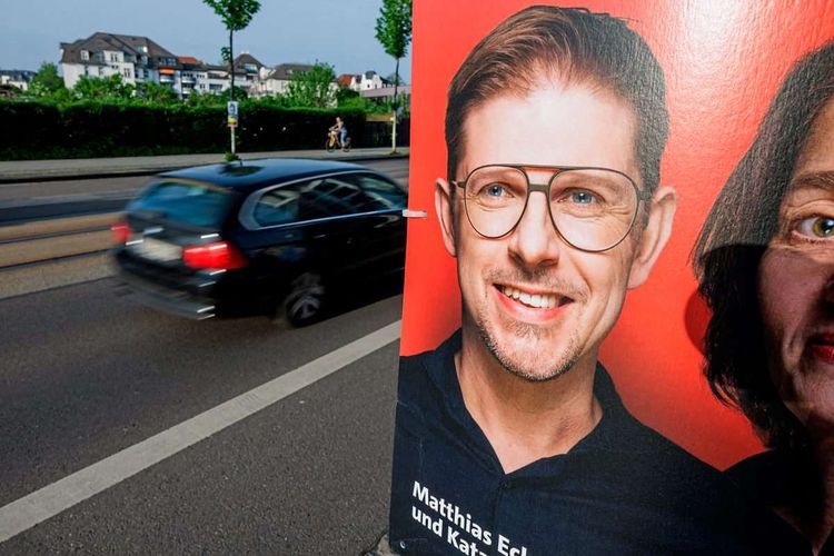 SPD-Kandidat Matthias Ecke auf einem Wahlplakat in Dresden