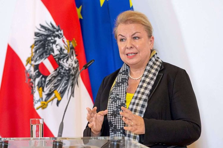 Ex-Ministerin Beate Hartinger-Klein (FPÖ) bei einer Pressekonferenz während ihrer Amtszeit.