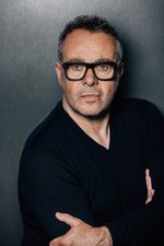 Stardesigner Patrick Norguet: "Ich finde das ganze Vintage zu viel" Seit seinem Durchbruch mit dem Rainbow Chair vor 25 Jahren ist der Franzose nicht mehr aus der Designwelt wegzudenken. Aber wie tickt der Mensch hinter den Designs?