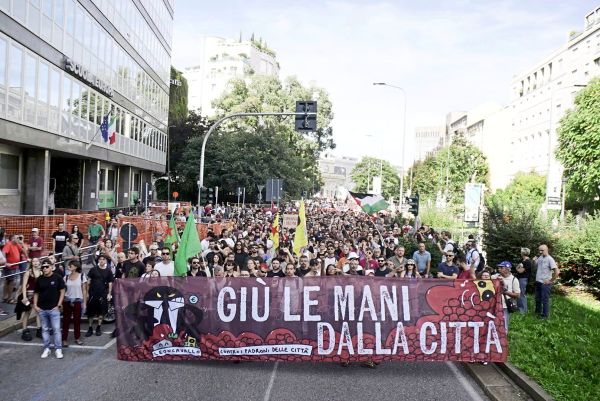 Tausende-demonstrierten-in-Mailand-gegen-R-umung-von-Kulturzentrum