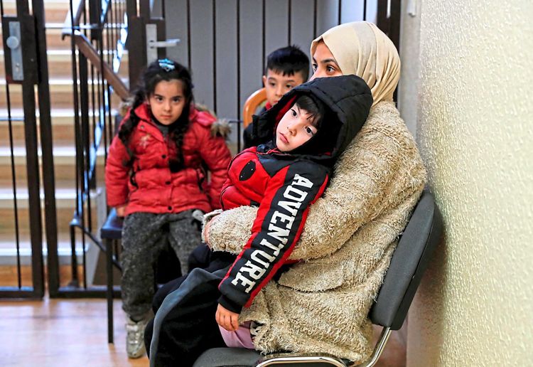 Ein vierjähriger syrischer Junge wartet mit seiner Mutter auf einer Polizeistation, nachdem sie bei der Grenzkontrolle an der slowakisch-ungarischen Grenze aufgegriffen worden sind.