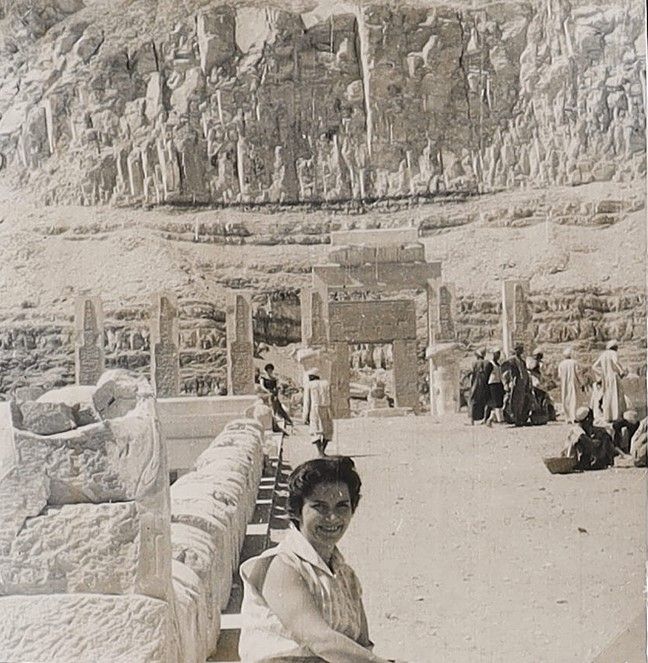 Frau steht im Tempel, Schwarz-Weiß Fotografie
