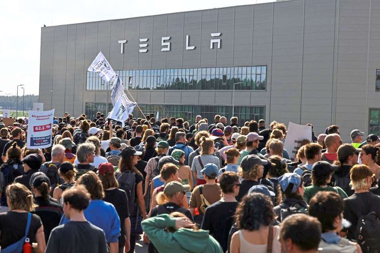 Menschenmenge vor Tesla-Fabrik.