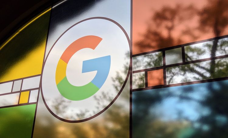Ein Fenster mit einem Google-Logo
