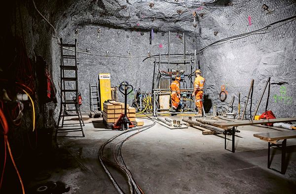 Forschende-l-sen-in-Schweizer-Alpen-Erdbeben-per-Knopfdruck-aus