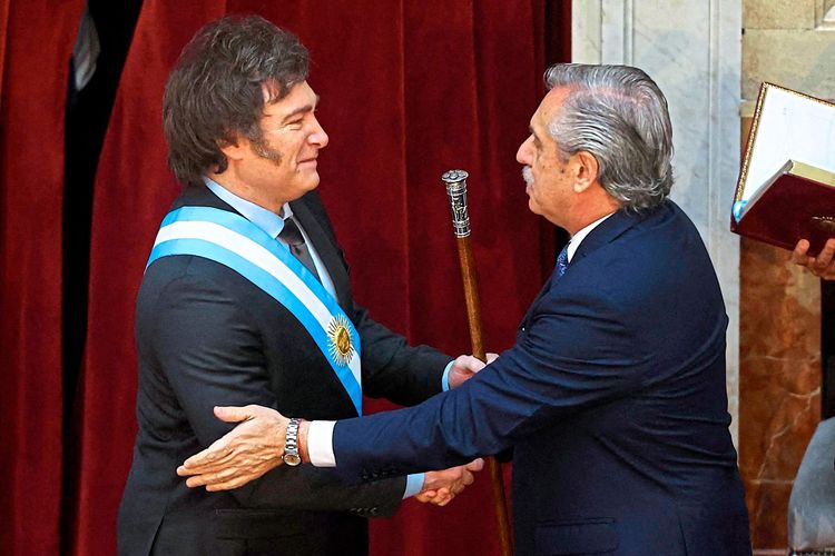 Ex-Präsident Alberto Fernandez übergibt Javier Milei offiziell das Amt der argentinischen Präsidentschaft