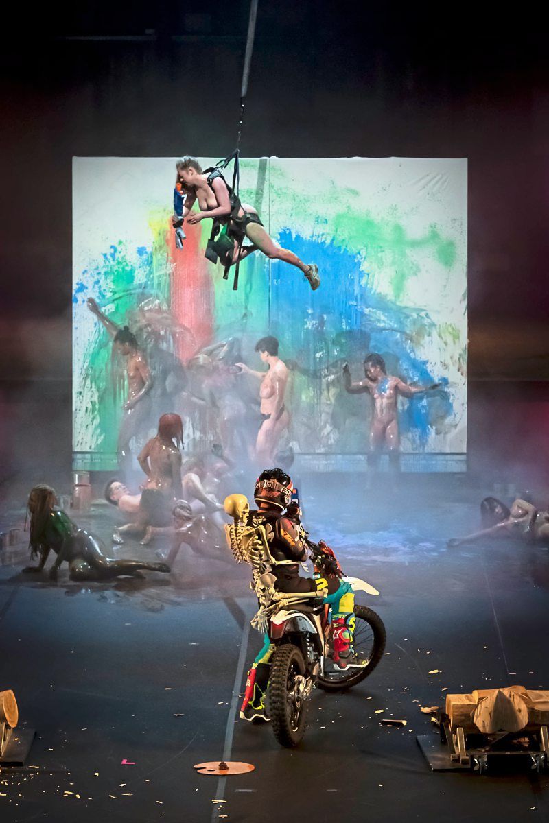 Florentina Holzingers "A Divine Comedy" in Wien: Dante im Dixiklo ...