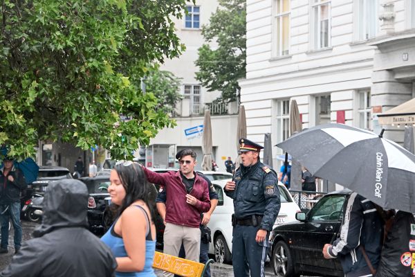 Mehrere-Gegendemonstrationen-Identit-re-marschieren-durch-Wiener-Innenstadt