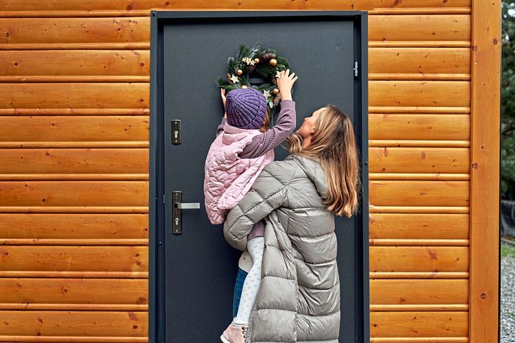 Mutter und Tochter, Weihnachtskranz an der Tür
