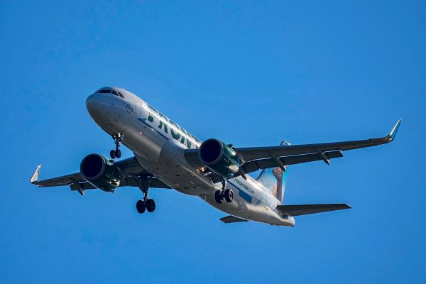 Von-Turbine-eingesaugt-Passagier-lief-in-Denver-ber-Flugzeug-Landebahn