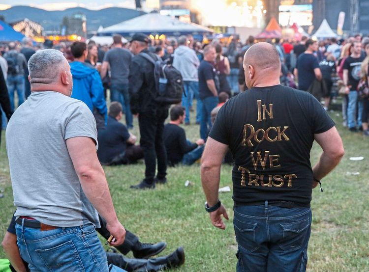 Rammstein-Fans bei Rock in Vienna auf der Wiener Donauinsel im Jahr 2016. Ob das Vertrauen von Frauen in Rock auch so groß ist? 