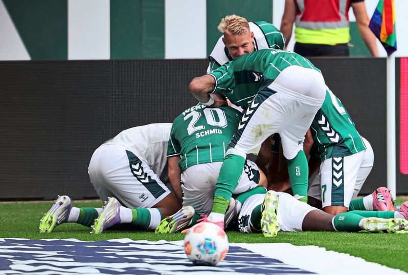 Leverkusen patzt trotz Überzahl, Baumgartner und Schmid mit Toren, Bayern siegt