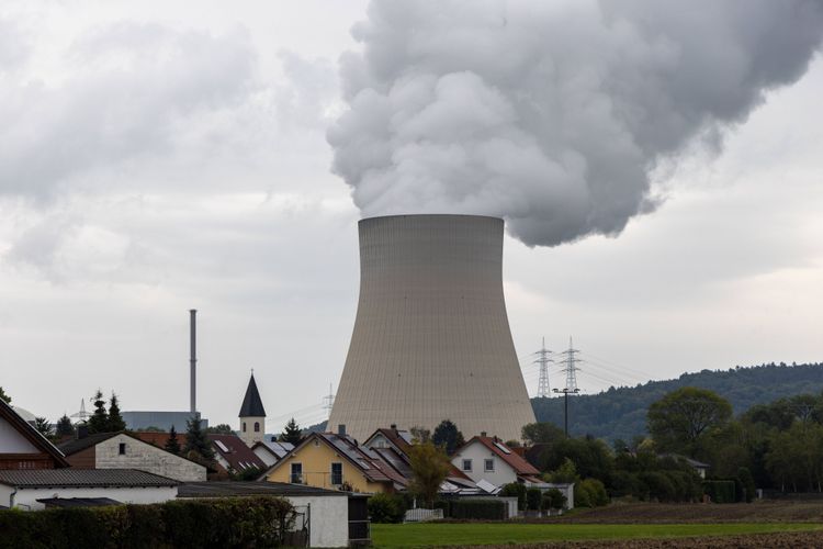 Das Kernkraftwerk Isar 2 in Deutschland steht inmitten lauter Einfamilienhäuser.