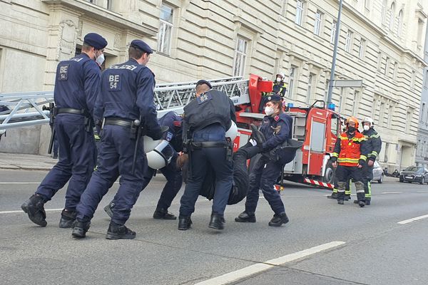 Wiener Aktivisten Protestierten Gegen Abschiebungen Nach Afghanistan Fluchtlinge Derstandard At Panorama