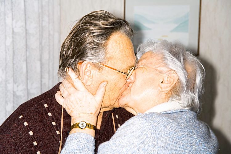 Altes Paar küsst sich