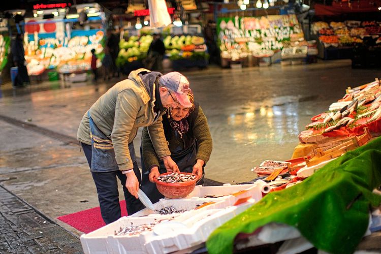 Fischhändler an einem Markt in Istanbul bereiten ihr Angebot vor.