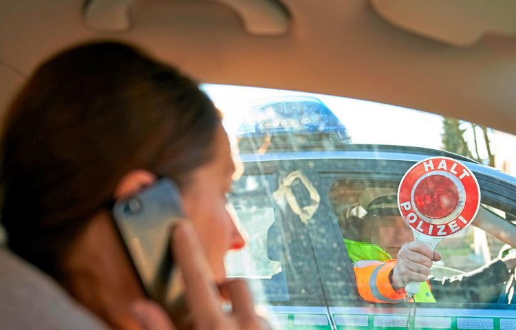 Handy am Steuer: Neues Gerät soll abgelenkte Autofahrer überführen – Test  startet bereits im Juni
