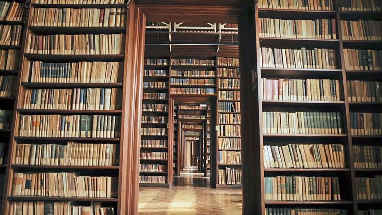Als Umberto Eco 2016 starb, hat sogar der Mailänder Vergnügungspark aus Trauer geschlossen. Seine Bibliothek gehört nun dem italienischen Staat.