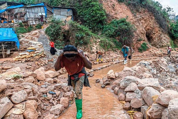Wie-ein-kongolesischer-Gouverneur-die-chinesische-Gold-Mafia-bek-mpft