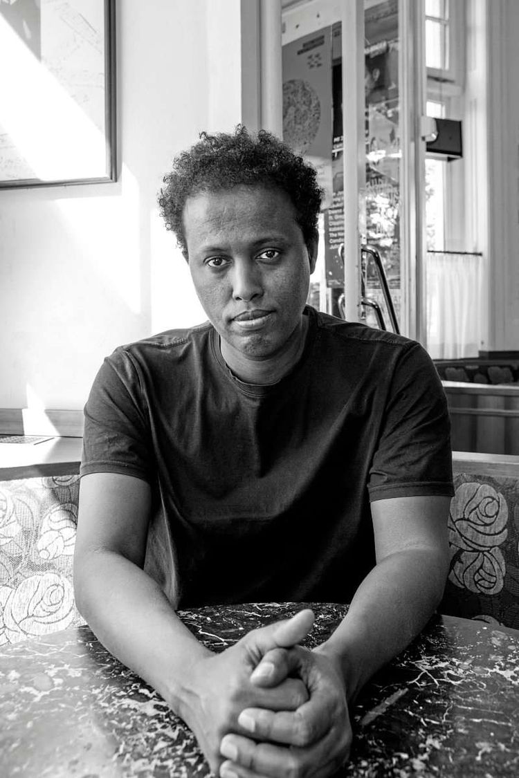 Mo Harawe wurde 1992 in Mogadischu geboren und floh mit knapp 18 Jahren nach Österreich. Zum Film kam er, um eine universelle Sprache zu finden.