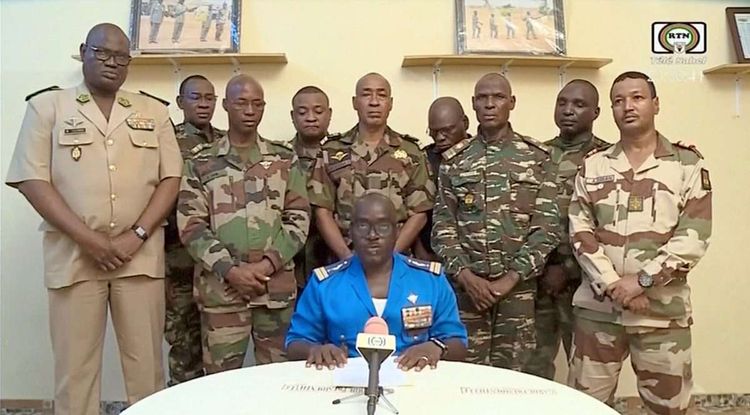 Junta-Sprecher Amadou Abdramane (Mitte, sitzend) hat genug von den US-Truppen im Niger.