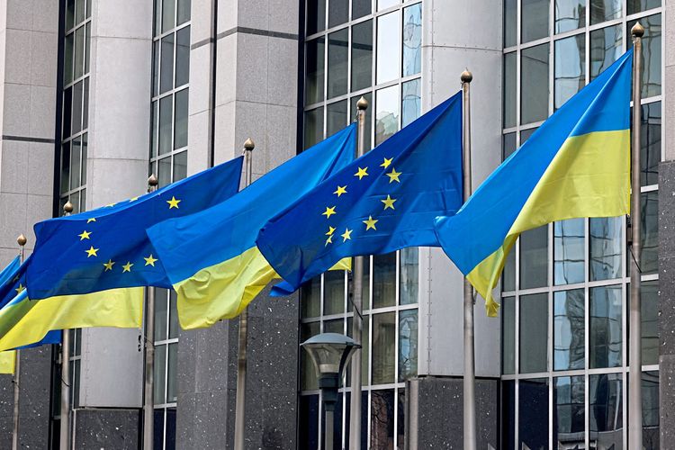 Fahnen von EU und Ukraine