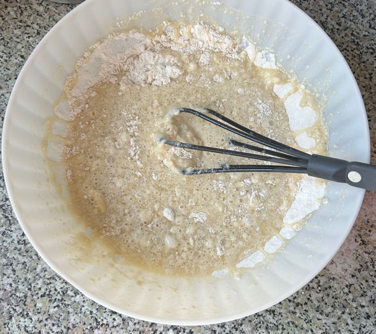 Die beiden Massen mit dem Schneebesen zu einem Teig vermengen, nur kurz durchrühren.