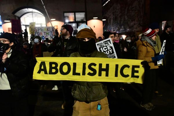 proteste-nach-t-dlichen-sch-ssen-in-us-stadt-minneapolis-halten-an